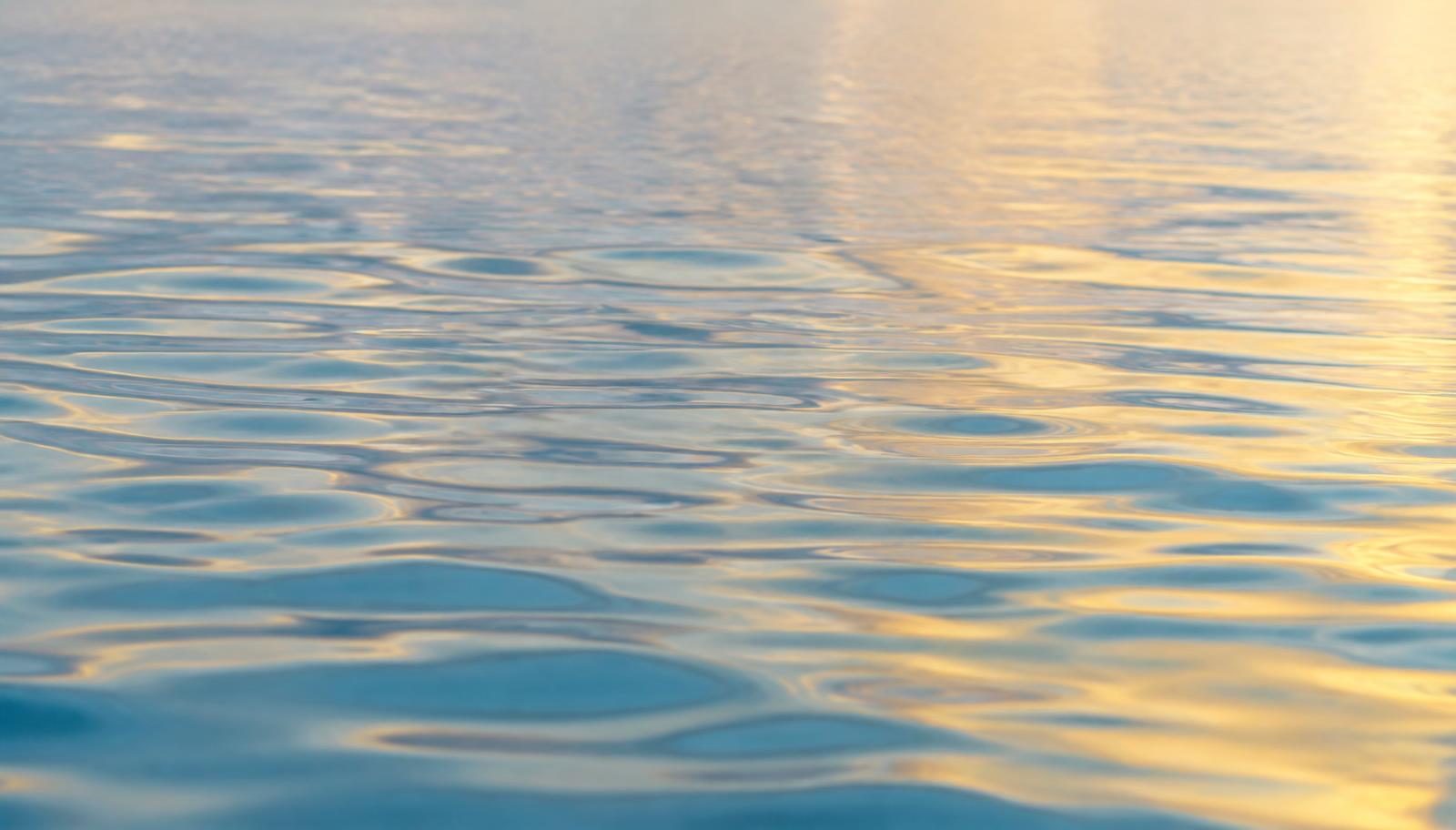 Superficie del mar Mediterráneo en la Costa del Sol con reflejos dorados